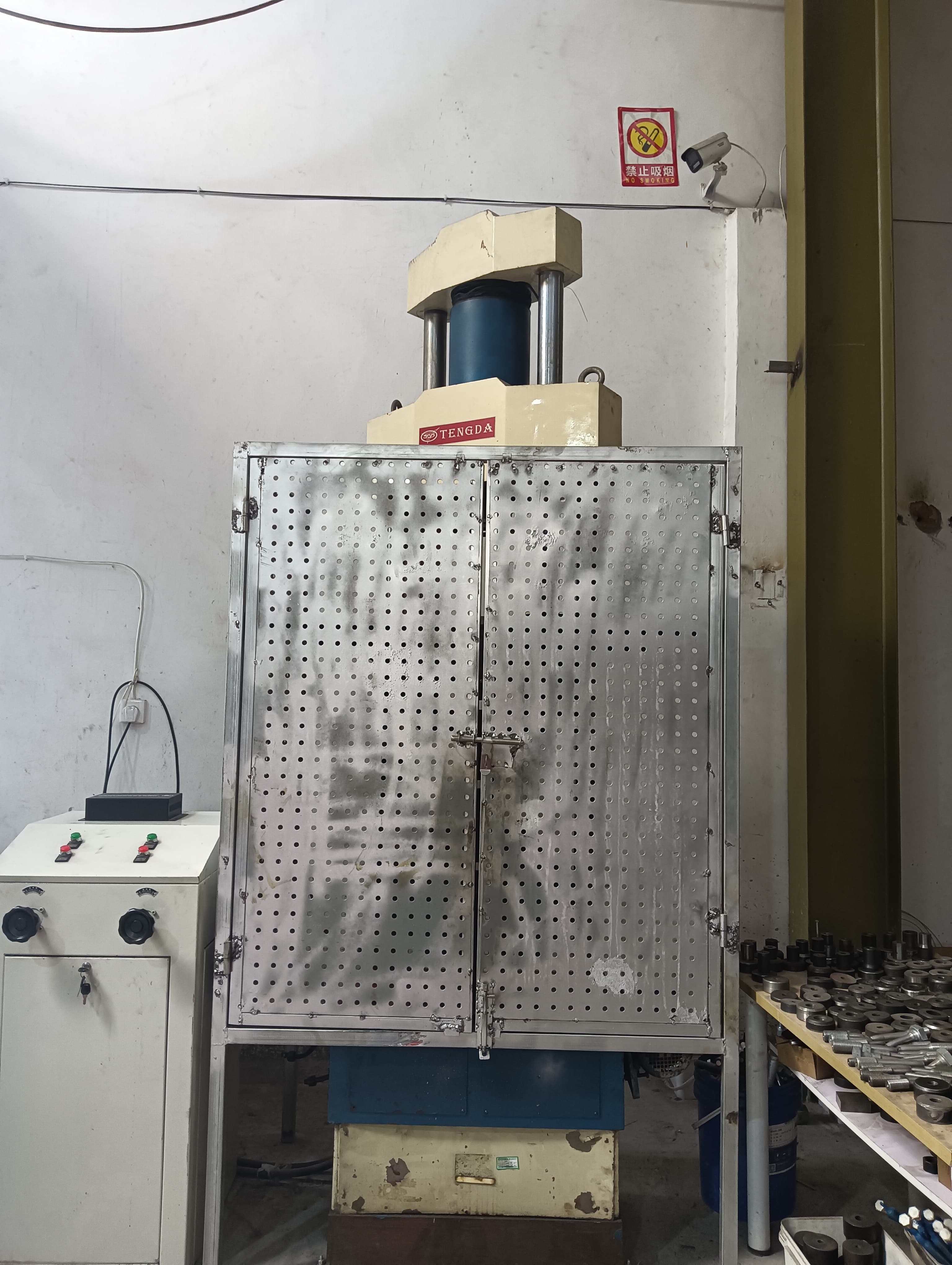 ALT="Fastener quality inspection at SINOFASTENER laboratory - ISO 9001 certified testing facility"